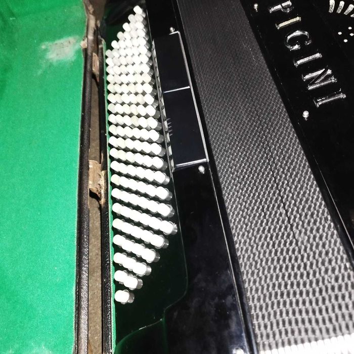 Vand acordeon Pigini cu sunet perfect pt cine cunoaște, 9 kg numai