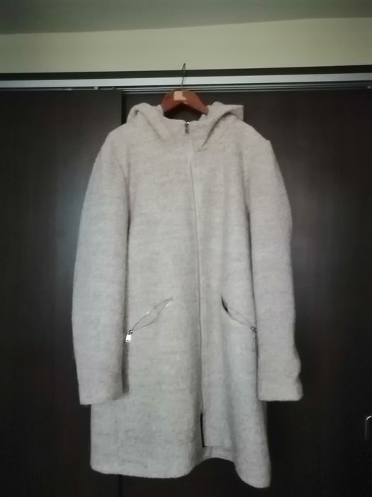 Vând fi urgent haina de stofa crem , cu gluga , stareffbuna