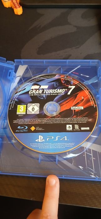 Продавам gran turismo 7 за ps4