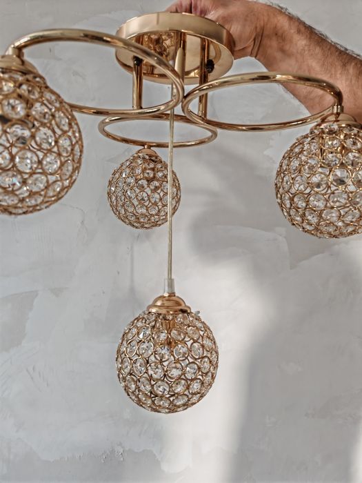 Продам потолочную люстру