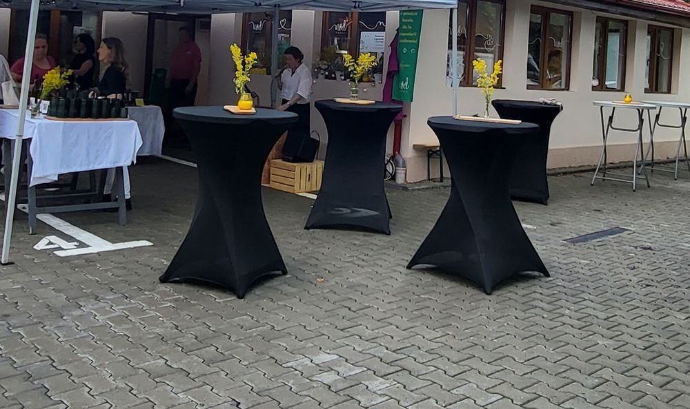 Mese de cocktail cu husă neagră de închiriat