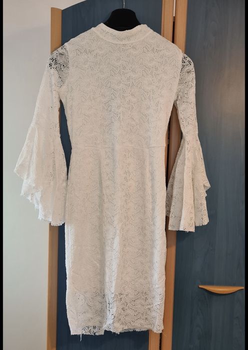 Продавам нови дамски рокли, стилни и удобни, подходящи за специален повод.