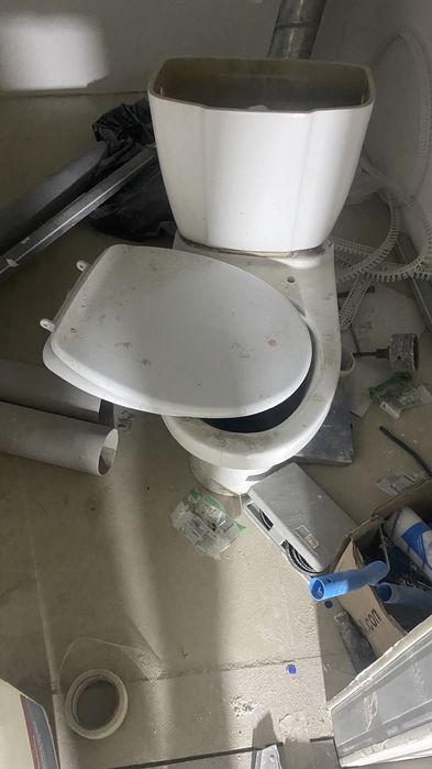 Унитаз с крышкой