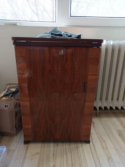 Mașină de cusut Singer cu masă propie