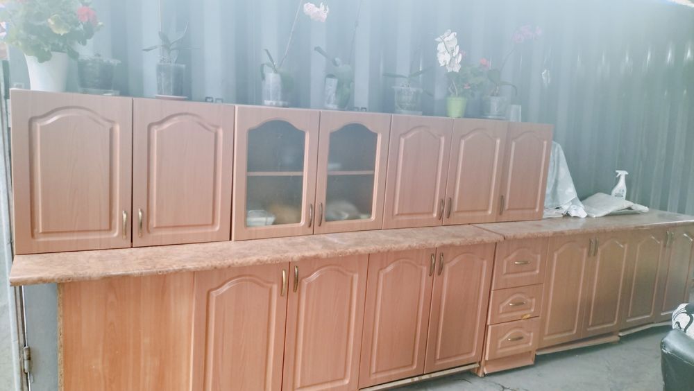 Продам куханный гарнитур. В хорошем состоянии.  Угловой 2.70*2.50 .