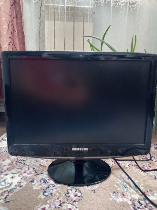 Мониторы SyncMaster B1930 и SyncMaster,,ПК,клавиатура.