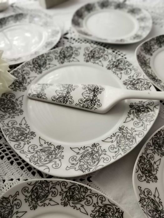 Set Porțelan 8 Piese – Farfurii și Paletă Tort