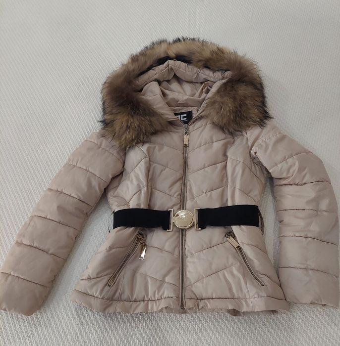 Страхотно яке ! Много практично и удобно ,защото може да се носи  късо