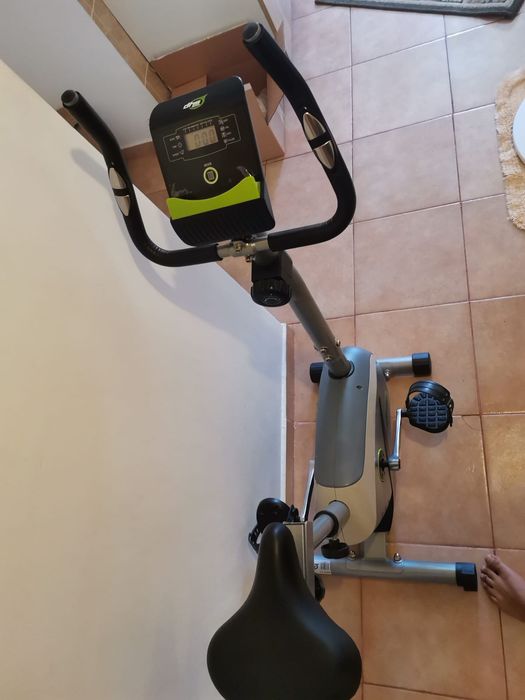 Canapea din stofa cu fotoliu pat și Bicicleta