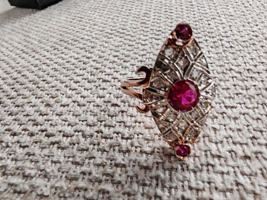 Inel marchiz din aur roz, argint, diamante și rubine