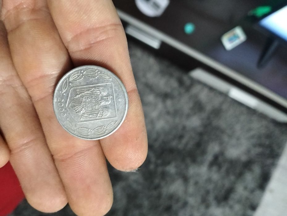 Vand monede 500 lei an 2000    Stare buna