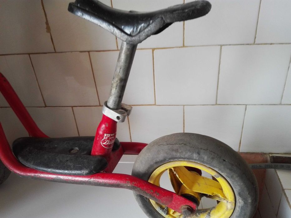 Английски настолен часовник и стара детска тротинетка.