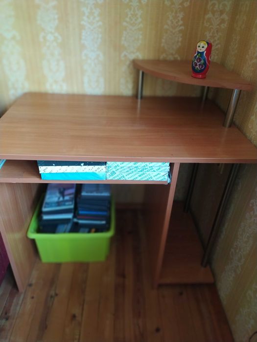 Продавам компютърно бюро