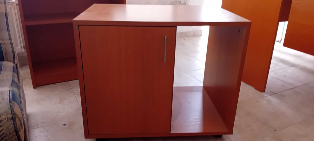 4 модула за офис обзавеждане.