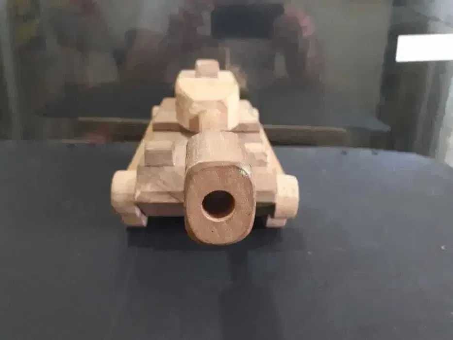 Macheta- Tanc fabricat din lemn masiv si lucrat manual