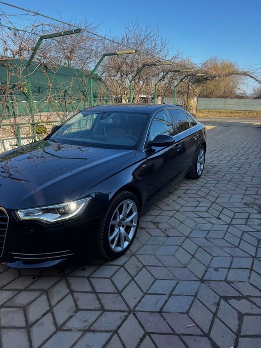 Vand Audi A6 automat,culoare albastra,interior gri cu piele alcantara.
