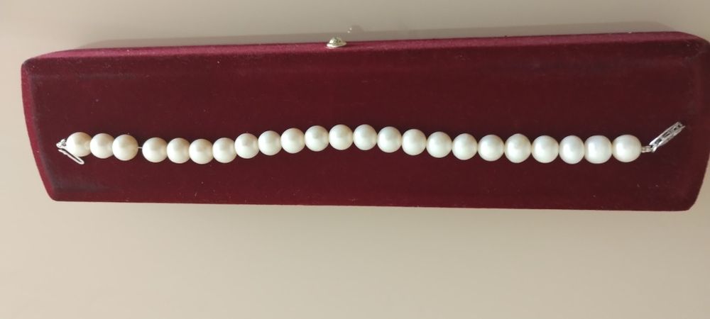 Brățară elegantă din perle albe – un șir clasic