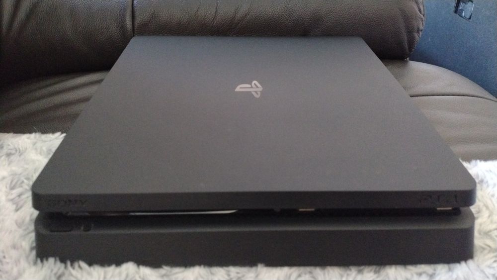 PlayStation 4 (+ 2 controllere și jocuri opțional)
