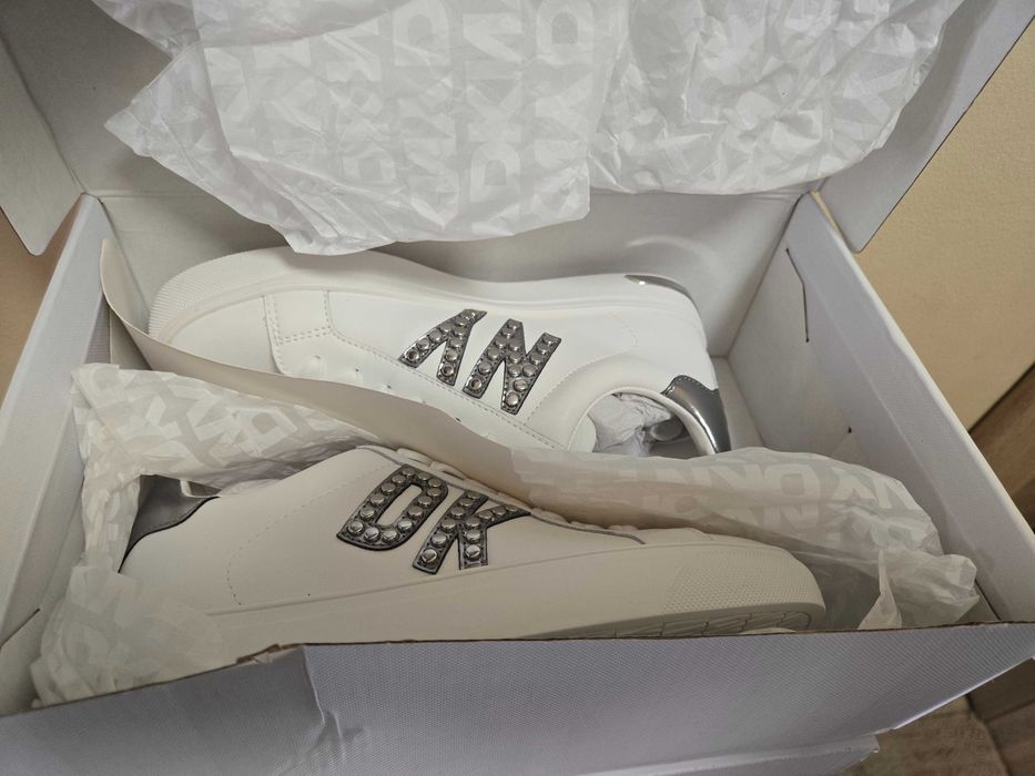 Чисто нови оригинални кецове DKNY