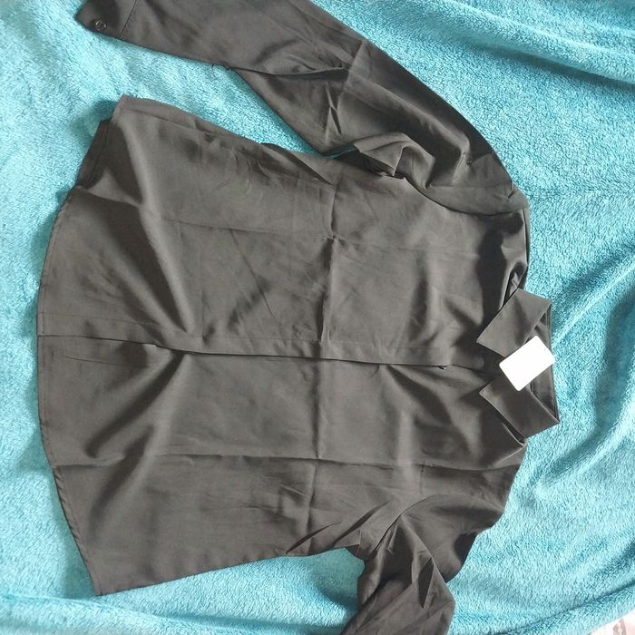 Рубашки белая и черная