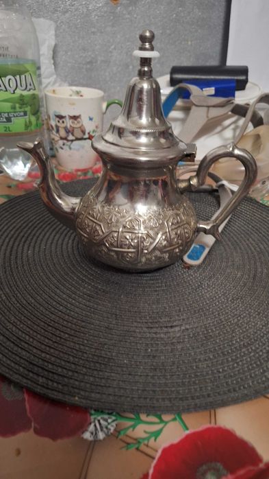 Ceainic arabesc si medalie din argint veche de peste 40 ani
