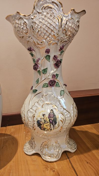 Фарфоровая ваза 60 см в стиле Coalbrookdale / Coalport с рельефными цв