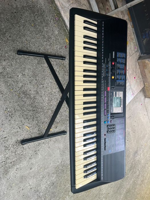 Vând orga yamaha