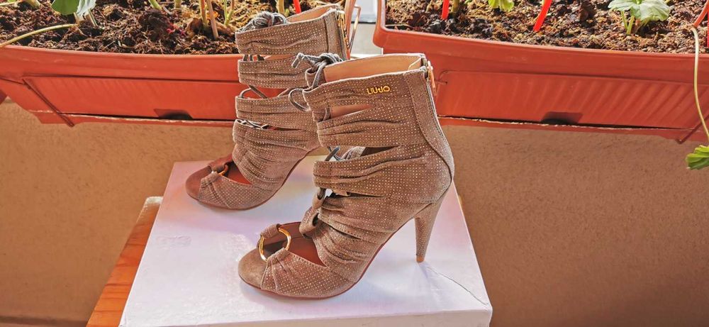 Оригинални маркови дамски велурени сандали / ботуши LIU JO - 37 номер