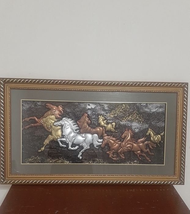 Люстра, шторки, картины