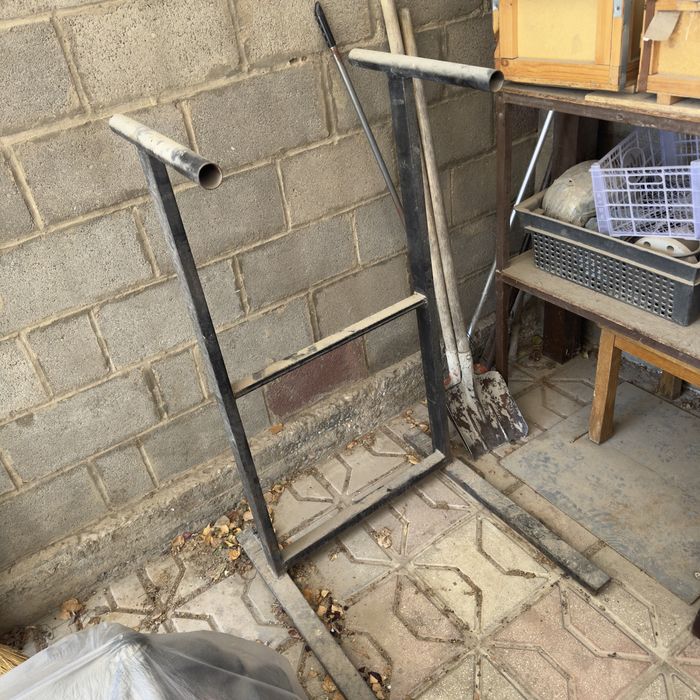 Брусья металлические.