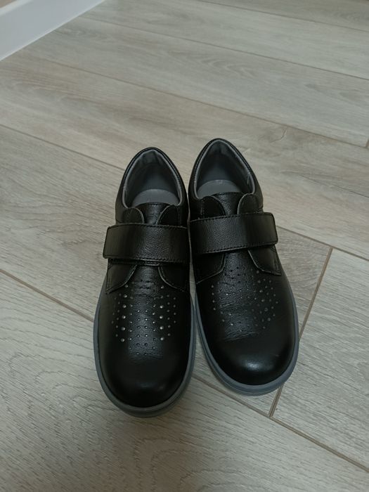 Продам туфли 37 размер мужские на мальчика  натуральная кожа производс