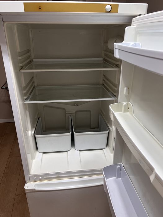 Продам холодильник б/у Indesit, работает.