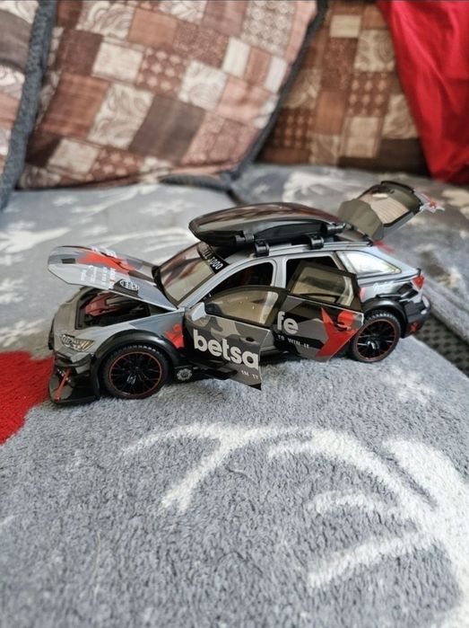 Macheta metalica Audi rs6 marime 1:24 noua