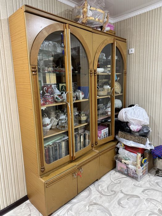 Продам шкаф-витрину . САМОВЫЗОВ