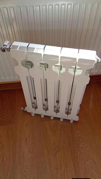 Calorifer aluminiu 5 elemente  nou , cu robineti inaltime 65 cm