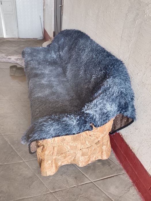 Диван отличный состоянии с чехлом