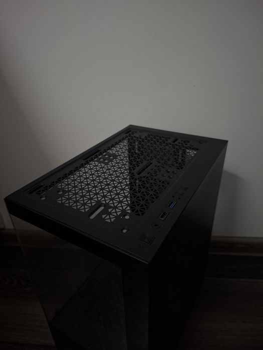 Carcasa PC ca noua