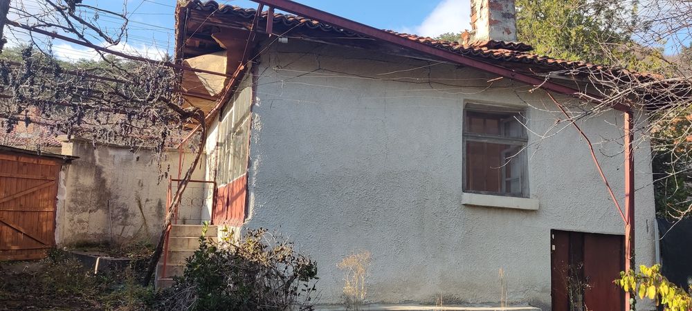 Малка къща в село Енина