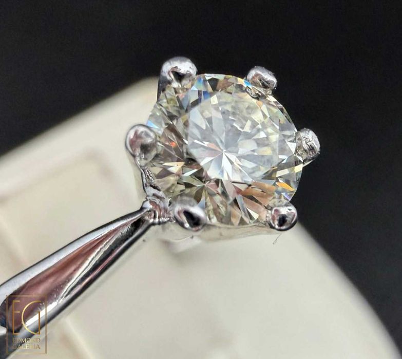 Inel din aur alb, decorat cu un diamant