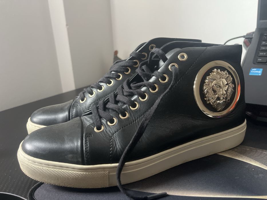 Vand Tenesi Versus Versace.            Se ridica din floresti