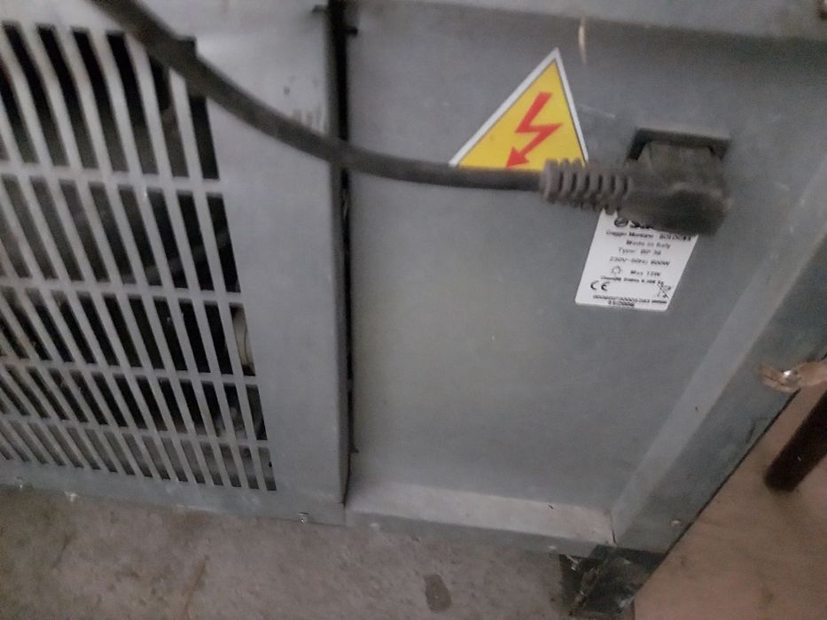 Продавам хладилна вендинг машина саеко за снаксове и напитки