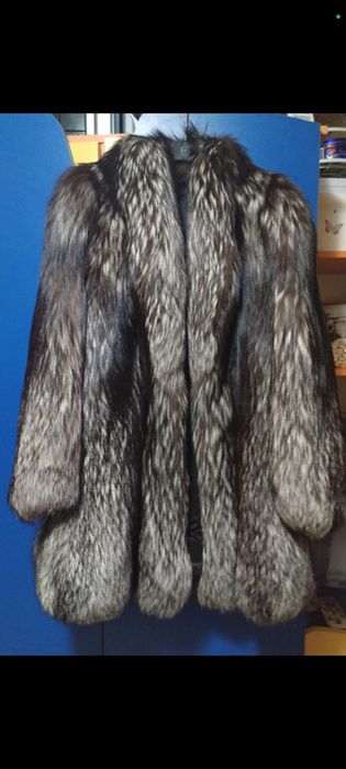 Haină de blană 46. 1600lei. Blană nouă culoare gri spicat, mâneci cu manșon. Impecabilă Haina e foarte elegantă și călduroasă. Model clasic.