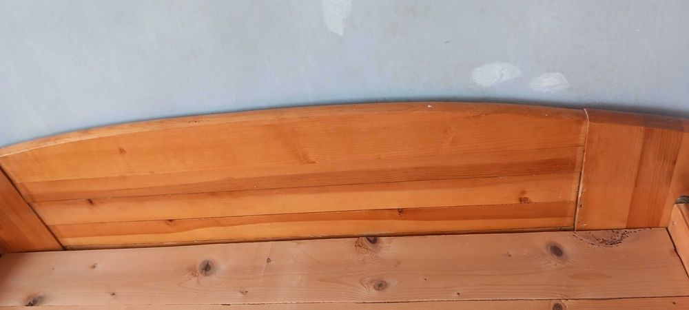 Дървена спалня в добро състояние