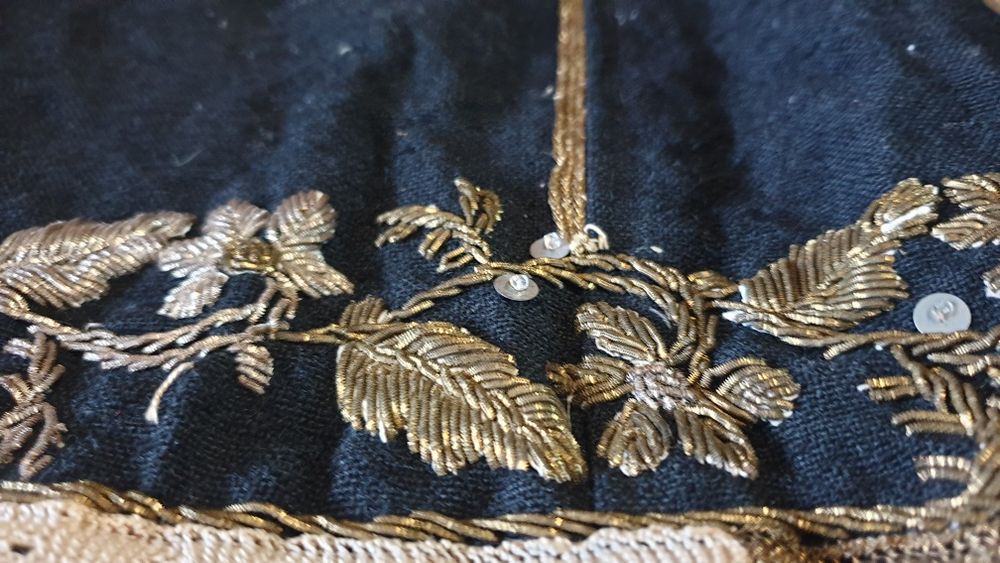 Вълнен сукман с бродерия