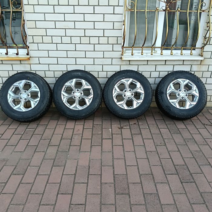 Bridgestone 215/70/R16  5/114.3