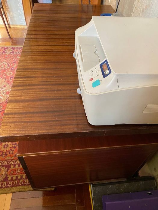 Стол письменный деревянный. Очень прочный.