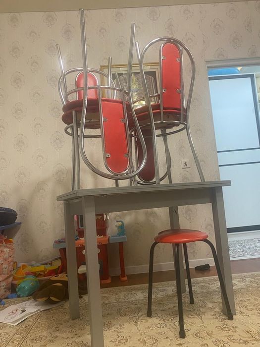 Стол и стуля табуредка