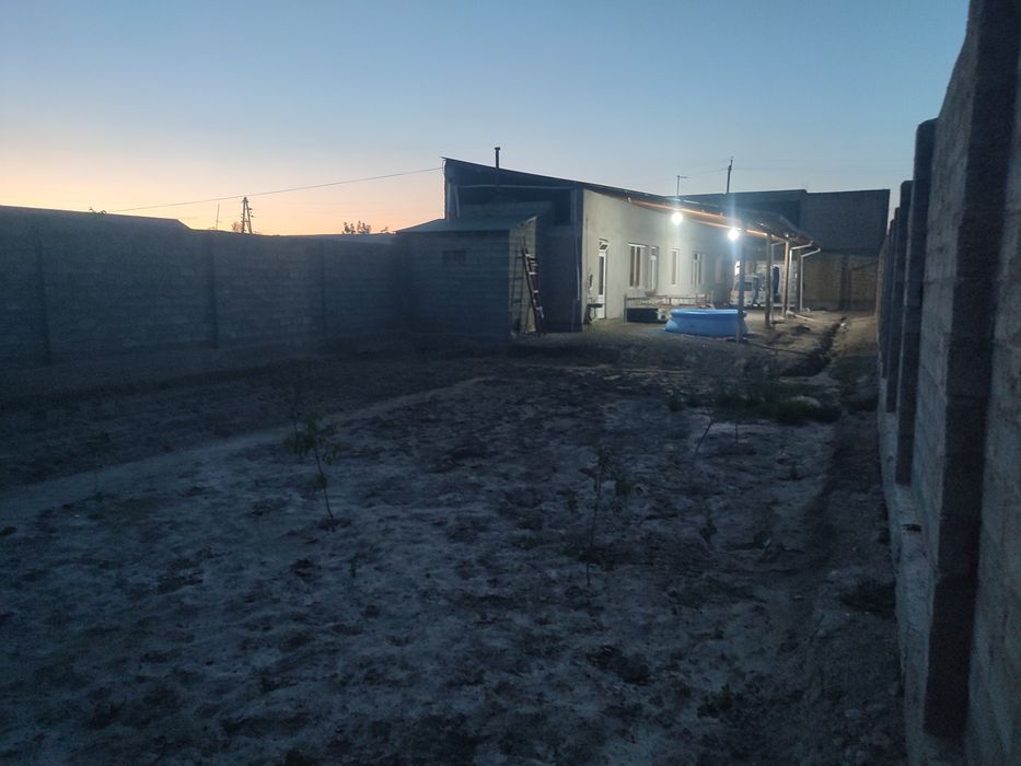 Уй сотилади гишдан курилган