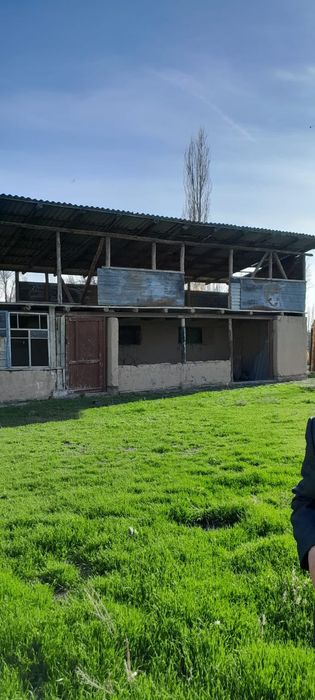 Небольшой дом с хоз. постройкой