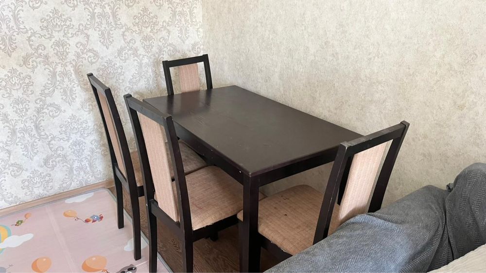 Стол и стуля для дома